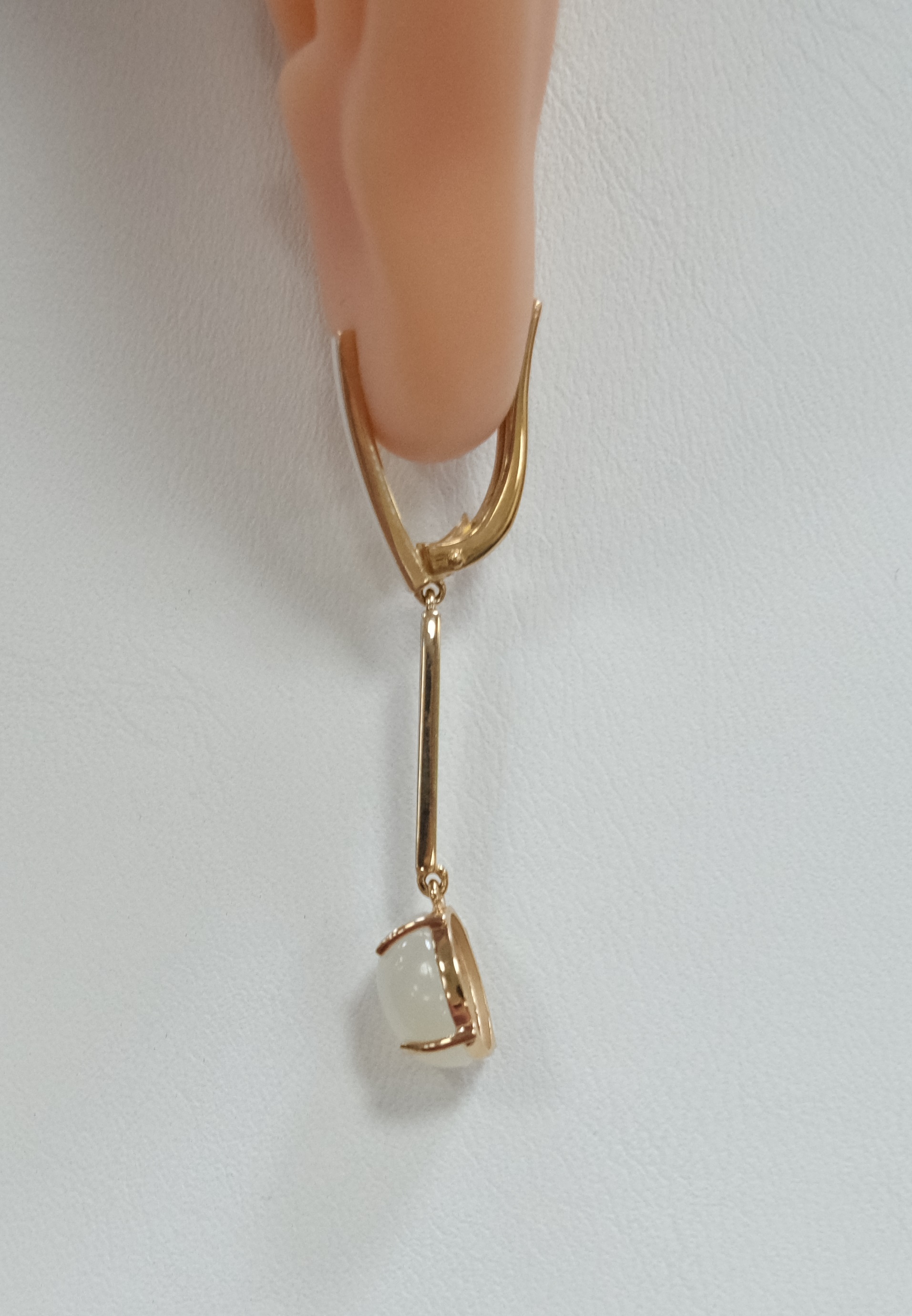 Серьги из золота с лунными камнями